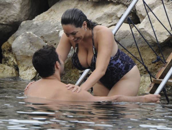 Science confirms Kelly Brook, 45, has the perfect body proportions