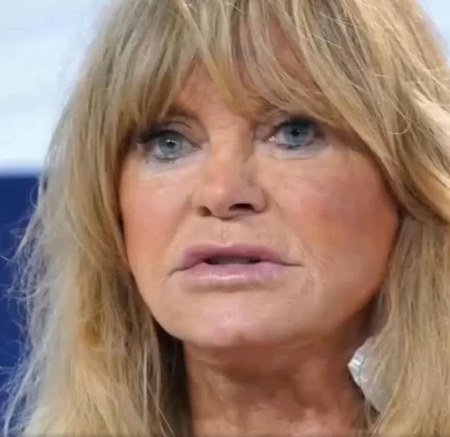 Goldie Hawn removes her makeup so we can see how she really looks.
