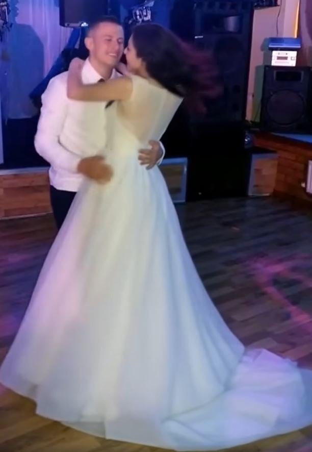 They had just gotten married and were on the dance floor when the guests saw something at the bride’s feet.