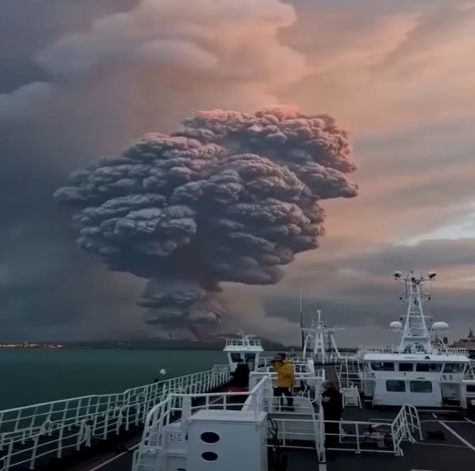 A Massive Explosion in the Middle of the Ocean Shakes the Pacific Region
