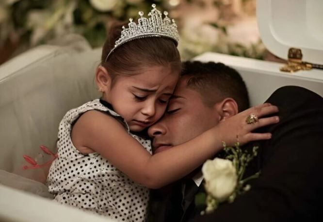 What happened when an 8-year-old girl lay down in her father’s coffin shocked everyone.