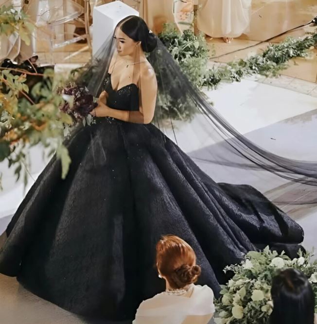 My daughter’s wedding dress was black, and that was only the beginning. As guests whispered and stared, the real shock revealed itself, a secret hidden beneath layers of lace and tradition.