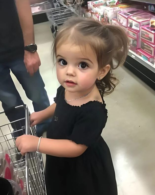 I helped a single father at the supermarket, but when I looked closer, I froze—the little girl with him was wearing the same bracelet my late daughter once cherished.