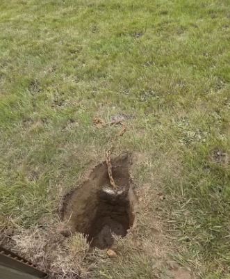 I Discovered a Chain Hidden Beneath My Mailbox