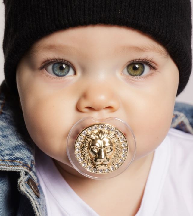 When I was born with eyes divided into two colors, no one believed I was real – here’s how I look today.