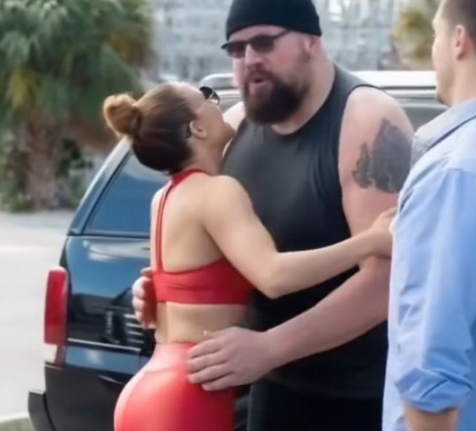 Jennifer Lopez, 56, is showing off her new boyfriend… and you better sit down, because you might recognize him!