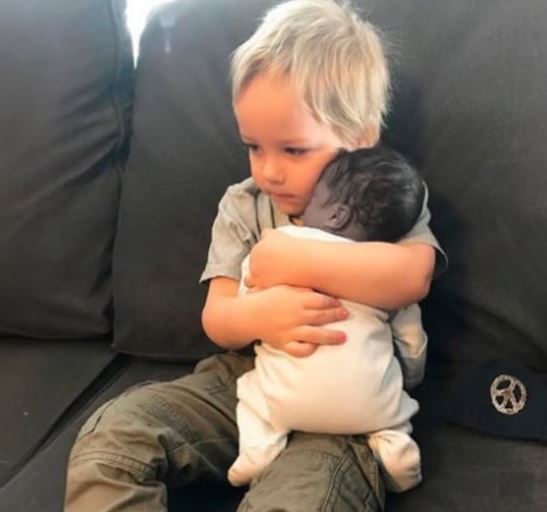 They Placed the Stillborn Baby in His Big Brother’s Arms — Seconds Later, a Cry Broke the Silence.