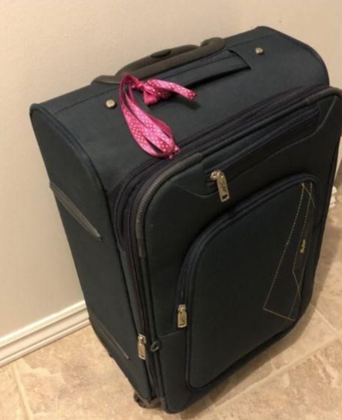 Never Tie a Ribbon on Luggage – Expert Advice