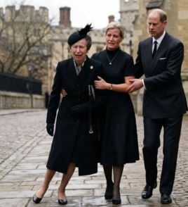 SAD NEWS — JUST 1 MINUTE AGO! Princess Anne collapses in grief as she announces the funeral of a Royal Family member. Through tears, she begins: “With deepest sorrow… we…