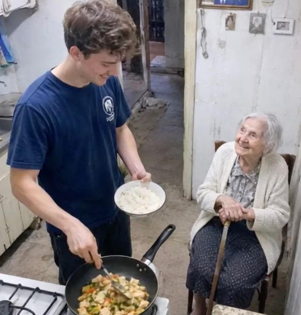 A POOR COLLEGE STUDENT CLEANED AN OLD WOMAN’S HOUSE FOR MONTHS WITHOUT EVER GETTING PAID…
